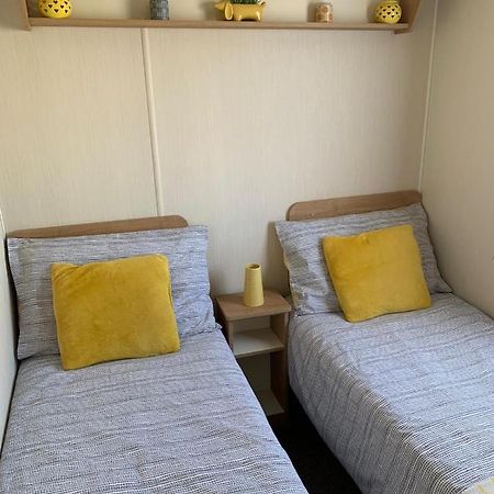 Gold Plus 6 Berth Caravan In New Beach With Parking Wifi And Decking 호텔 딤처치 외부 사진