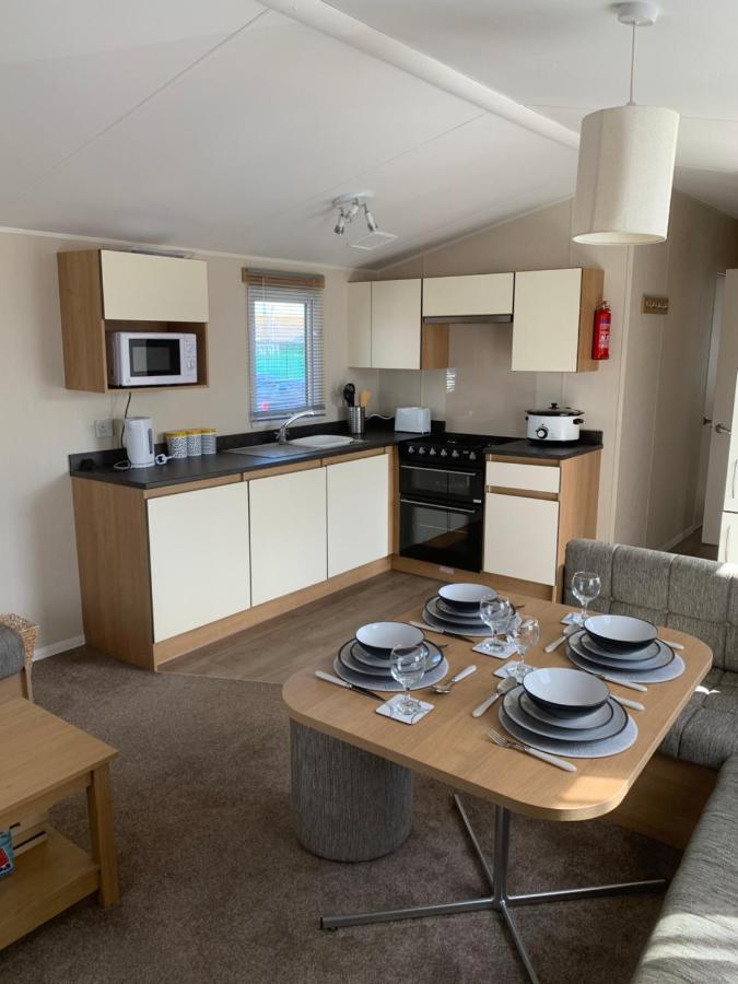 Gold Plus 6 Berth Caravan In New Beach With Parking Wifi And Decking 호텔 딤처치 외부 사진