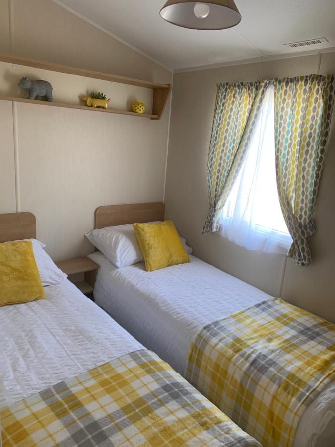 Gold Plus 6 Berth Caravan In New Beach With Parking Wifi And Decking 호텔 딤처치 외부 사진