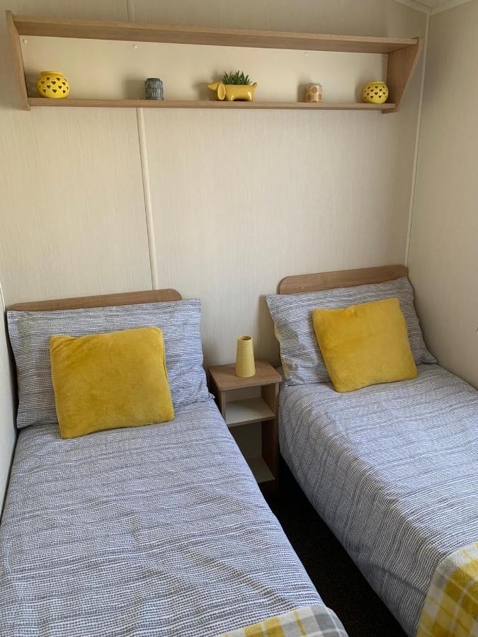 Gold Plus 6 Berth Caravan In New Beach With Parking Wifi And Decking 호텔 딤처치 외부 사진