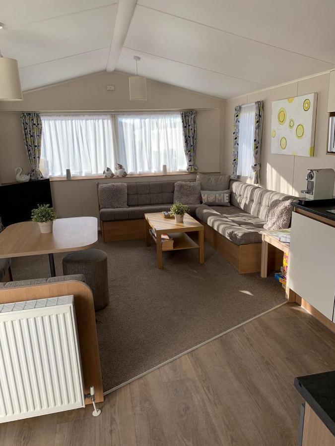 Gold Plus 6 Berth Caravan In New Beach With Parking Wifi And Decking 호텔 딤처치 외부 사진